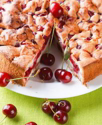 Шарлотка с вишней