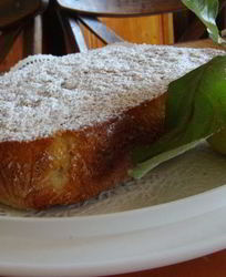 Шарлотка с яблоками и изюмом