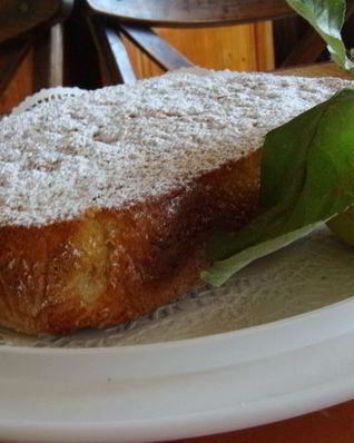 Шарлотка с яблоками и изюмом