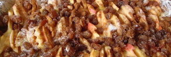 шарлотка с яблоками и изюмом