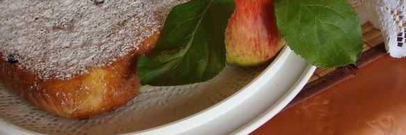 шарлотка с яблоками и изюмом