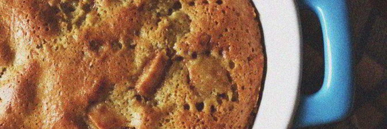 Шарлотка с яблоками, изюмом и корицей