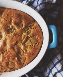 Шарлотка с яблоками, изюмом и корицей