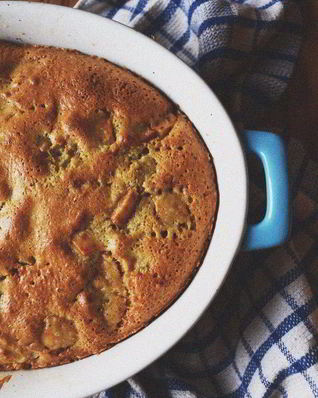 Шарлотка с яблоками, изюмом и корицей