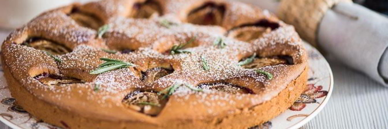 Шарлотка со сливами