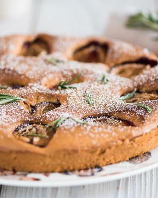 Шарлотка со сливами