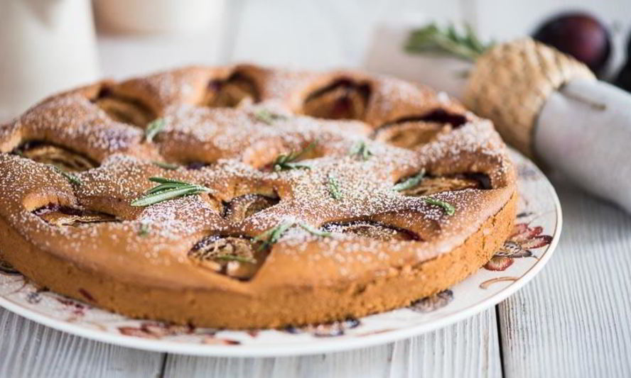 Рецепт шарлотки со сливами