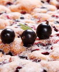 Шарлотка со смородиной