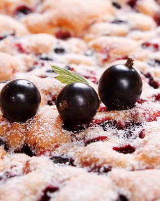 Шарлотка со смородиной