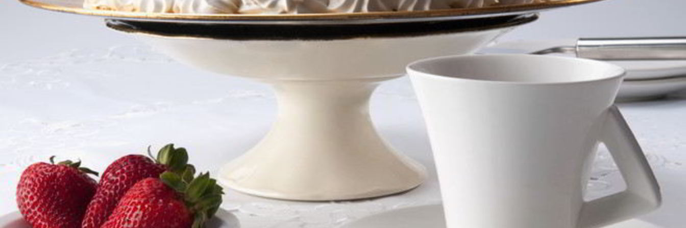 Шарлотка со свежей клубникой