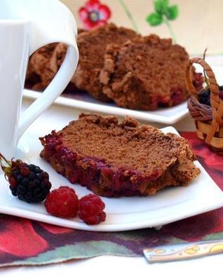 Шоколадная шарлотка с ягодами