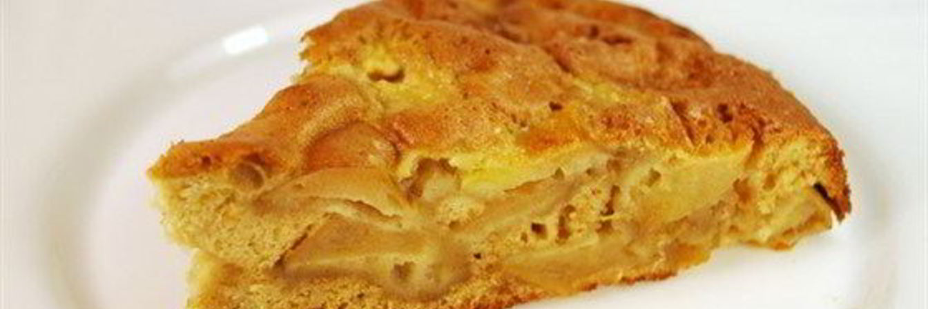 Сметанная шарлотка с яблоками и грецкими орехами