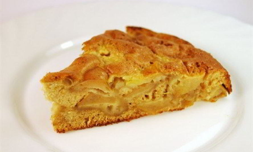 Рецепт сметанной шарлотки с яблоками и грецкими орехами