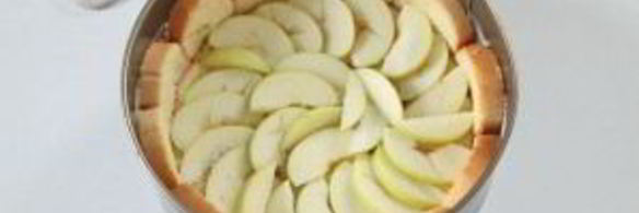 яблочная шарлотка с хлебом