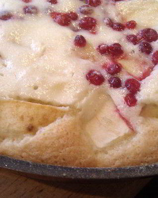 Яблочно-брусничная шарлотка