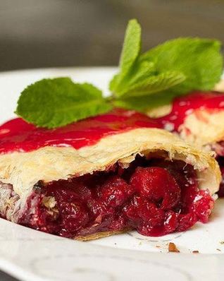 Штрудель с замороженной вишней и корицей
