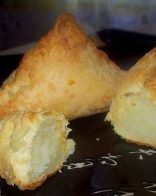 Слоено-дрожжевые конвертики с картофелем и сыром
