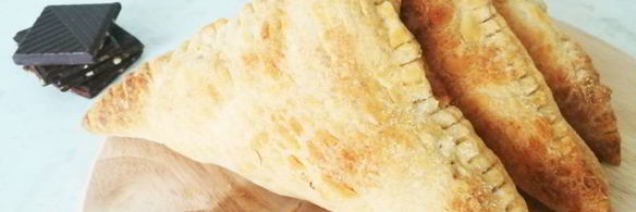 слоеные конвертики с бананово-шоколадной начинкой