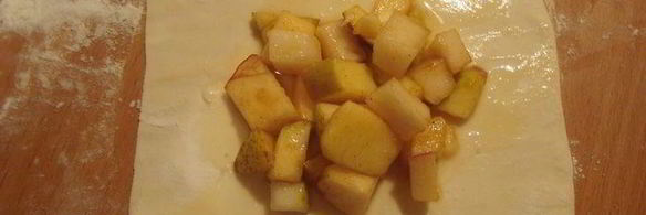 слоеные конвертики с яблоками и грушами