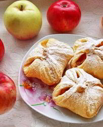 Слоеные конвертики с яблоками