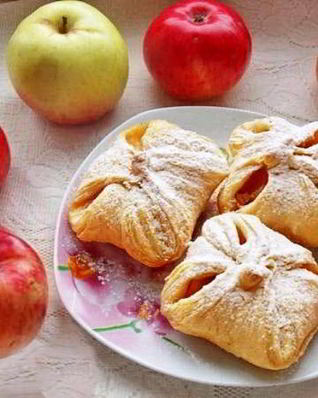Слоеные конвертики с яблоками