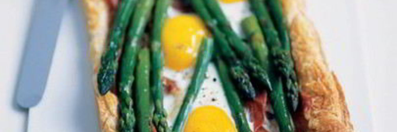 Слойки с беконом, яйцом и спаржей