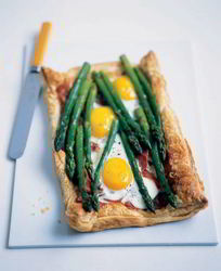 Слойки с беконом, яйцом и спаржей