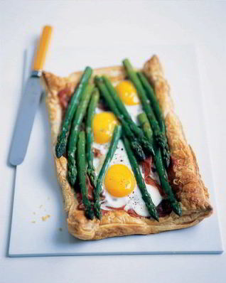 Слойки с беконом, яйцом и спаржей