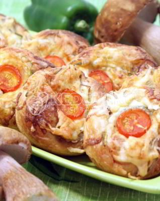 Слойки с белыми грибами и овощами