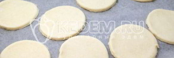 слойки с белыми грибами и овощами