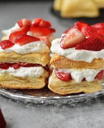 Слойки с клубникой