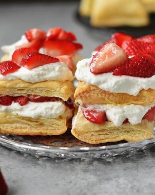 Слойки с клубникой