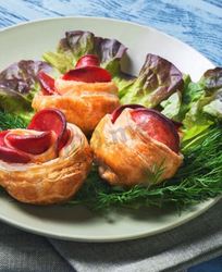 Слойки с колбасой из слоеного теста