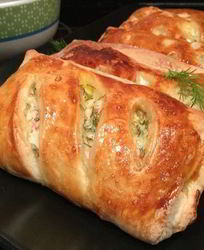 Слойки с крабовыми палочками и творогом