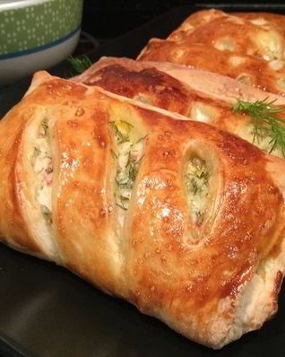 Слойки с крабовыми палочками и творогом