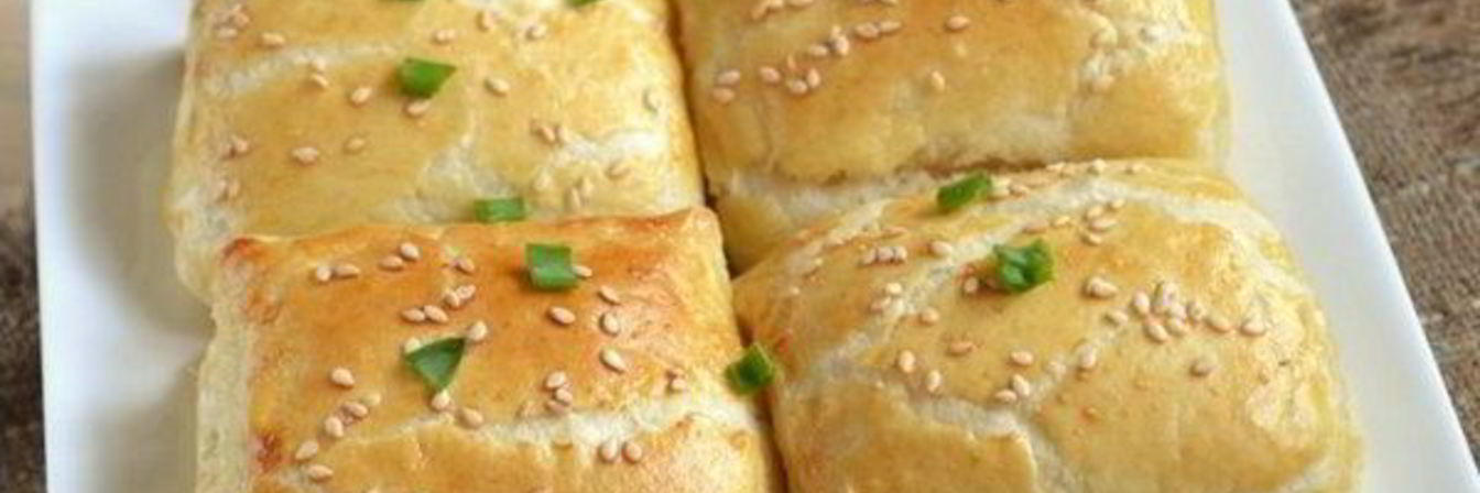 Слойки с куриным филе, помидорами и сыром