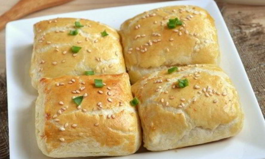 Рецепт слоек с куриным филе, помидорами и сыром