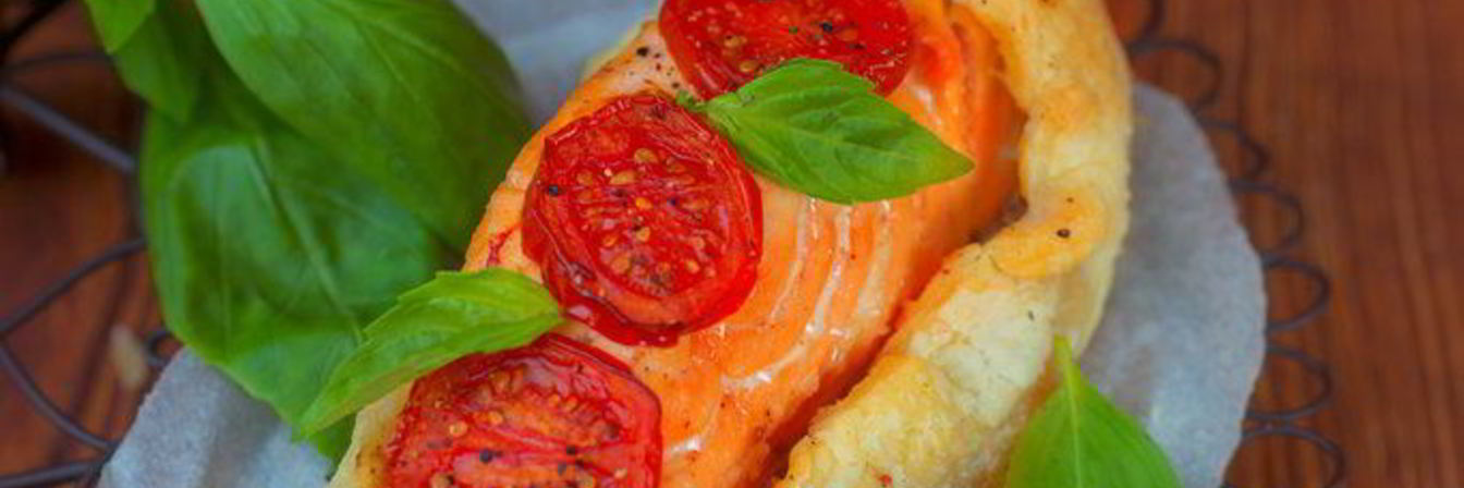 Слойки с лососем и помидорами черри