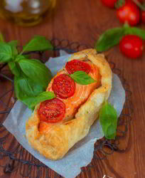 Слойки с лососем и помидорами черри