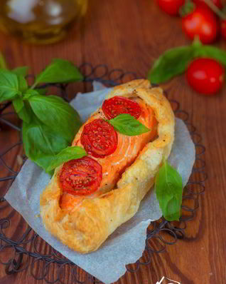 Слойки с лососем и помидорами черри