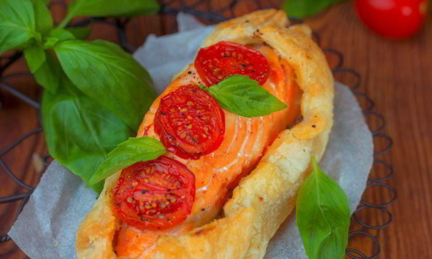 Рецепт слоек с лососем и помидорами черри