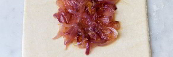 слойки с лососем и помидорами черри