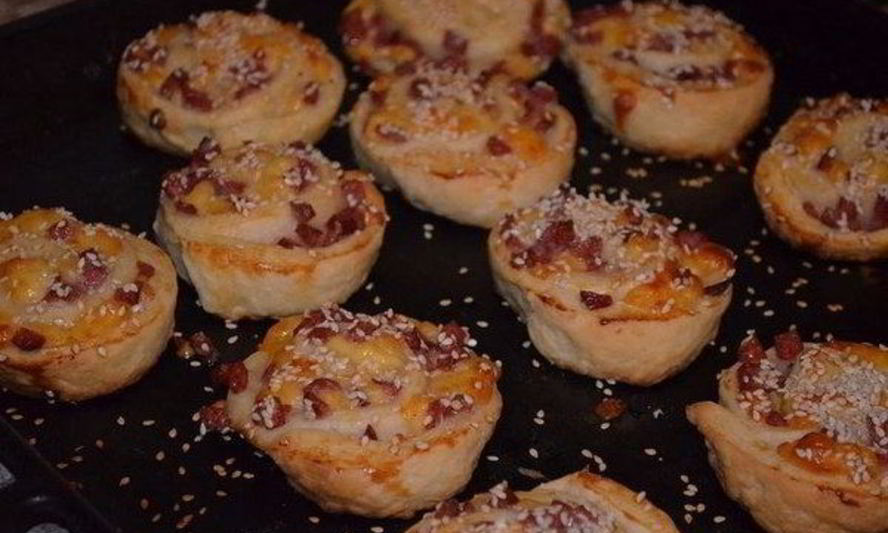 Рецепт слоек с сыром и колбасой в духовке