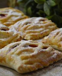 Слойки с творогом и клубникой