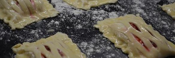 слойки с творогом и клубникой