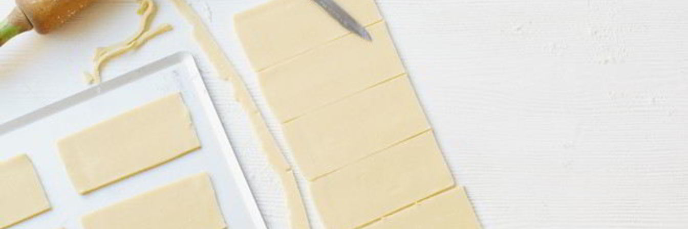 Слойки с творогом из дрожжевого теста