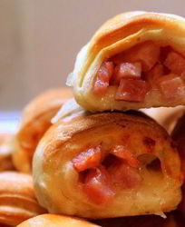 Слойки с ветчиной и моцареллой