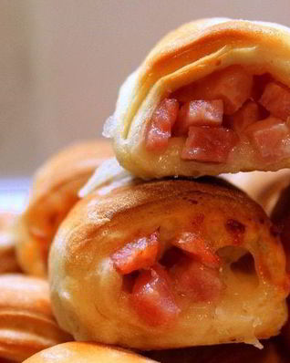 Слойки с ветчиной и моцареллой