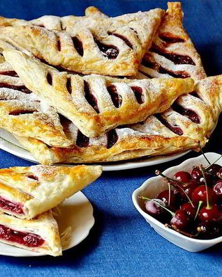 Слойки с вишней