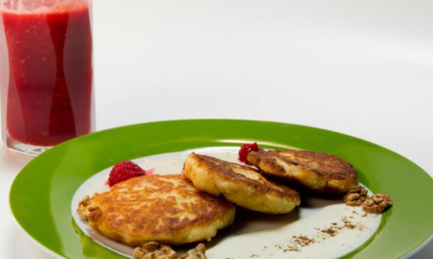 Рецепт медовых сырников с малиновым морсом и двумя соусами